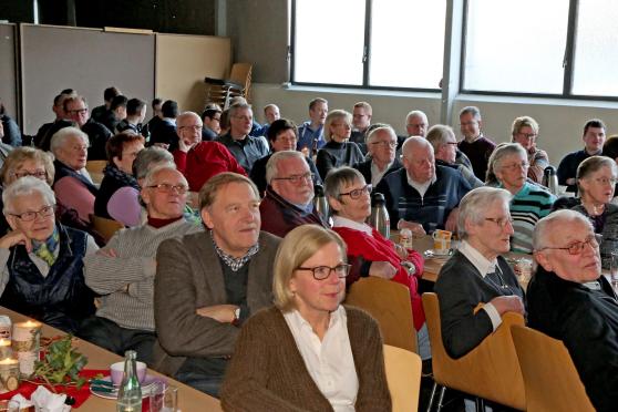 Besucher des Bilder-Nachmittags des Vereins "Dorf Wimbern" in der Schützenhalle ARCHIVFOTO: ANDREAS DUNKER