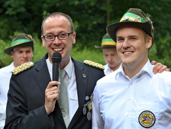Brudermeister Thomas Gehrke und Jungschützenkönig Julian Bräker im Erbke-Wald, wo am kommenden Samstag das Kinder- und Jungschützenfest der St.-Johannes-Bruderschaft stattfindet. ARCHIVFOTO: ANDREAS DUNKER