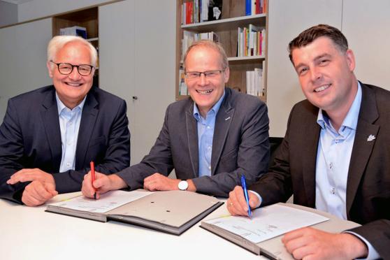 Neben Wickedes Bürgermeister Dr. Martin Michalzik (CDU, Mitte) unterzeichnete zeitgleich auch der Bad Sassendorfer Bürgermeister Malte Dahlhoff (CDU, rechts) eine Kooperationsvereinbarung, die es ermöglicht, Anschriften im Fahrzeugschein auch in den jeweiligen Rathäusern der Kommunen ändern zu lassen. Links: Kreisdirektor Dirk Lönnecke vom Kreis Soest. FOTO: KREIS SOEST / WILHELM MÜSCHENBORN