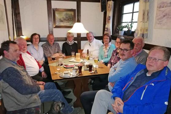 Kommunalpolitischer Stammtisch der "Bürgergemeinschaft" (BG) Wickede (Ruhr) im Erlenhof (von links): BG-Vorsitzender Andreas Pietsch, Eugen und Mechthild Frankenberg, Martin Hahn, Martin Hahn, Marion Oldendorf, Heinz Schlotmann, Ilse Prünte, Dr. Ingeborg Nerling-Pietsch, Rolf Prünter, Fraktionsvorsitzender Uwe Eder und Andreas Preisker ARCHIVFOTO: ANDREAS DUNKER