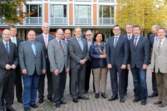Bürgermeister Michael Esken (CDU) und Linus Klemmer aus Hemer, Jochen Becker und Bürgermeister Christoph Ewers (CDU) aus Burbach, Bürgermeister Peter Weiken (parteilos) aus  Rüthen, Frank Kittelmann aus Kerken, Bürgermeister Dr. Martin Michalzik (CDU) und Jürgen Schlautmann aus Wickede (Ruhr), Angelika Winkler aus Bad Berleburg, Bürgermeister Rainer Rauch (CDU) und Rolf Husemann aus Borgentreich, Bürgermeister Bernd Fuhrmann (parteilos) aus Bad Berleburg und Bürgermeister Josef Niehoff (parteilos) aus Schöppingen sowie Bürgermeister Dirk Möcking aus Kerken als einziger Rheinländer (von links). FOTO: ANDREAS DUNKER