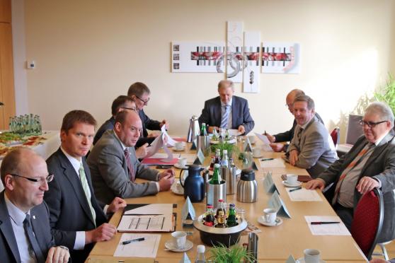 Kommunale Vertreter an einem Tisch im Wickeder Rathaus FOTO: ANDREAS DUNKER