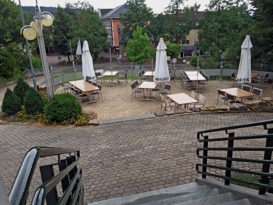 Verwaist: die Terrassen-Gastronomie mit Blick auf das Rathaus FOTO: ANDREAS DUNKER