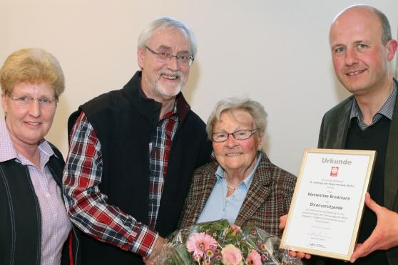 Barbara Wacker-Oelmann, Horst-Dieter Pieper, Klementine Brinkmann und Pfarrer Thomas Metten FOTO: ANDREAS DUNKER