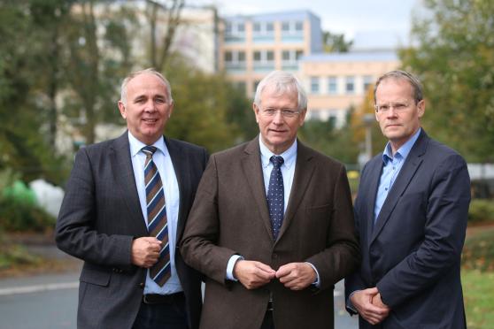 NRW-Landtagsvizepräsident Eckhard Uhlenberg (CDU) und sein Parteikollege Werner Lohn (MdL) besichtigten zusammen mit Wickedes Bürgermeister Dr. Martin Michalzik (CDU) die Unterbringungseinrichtung für Flüchtlinge in Wimbern. FOTO: ANDREAS DUNKER