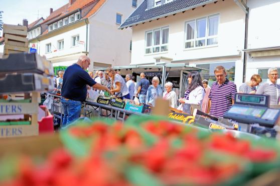 Südfrüchte und anderes Obst bot dieser niederländische Marktschreier in der Kirchstraße an. FOTO: ANDREAS DUNKER