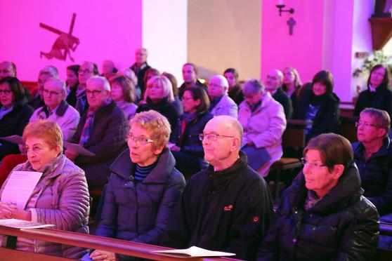 Das Publikum musste teilweise in der kalten Kirche frieren. FOTO: ANDREAS DUNKER