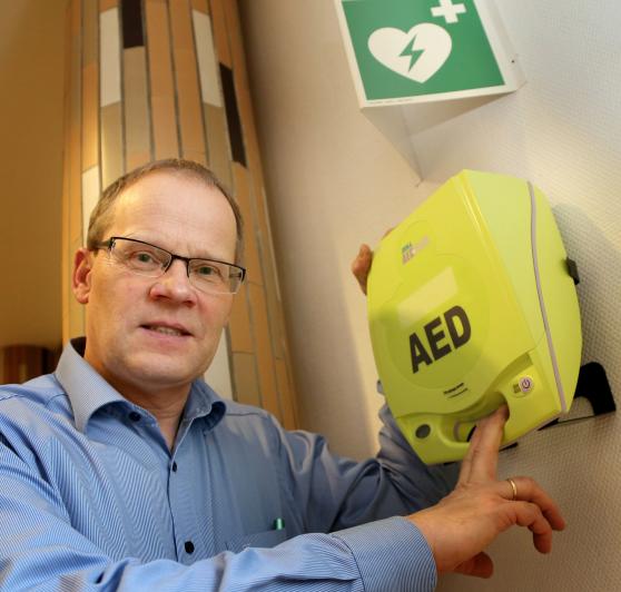 Bürgermeister Dr. Martin Michalzik (CDU) zeigt den Defibrillator im Rathaus in Wickede. ARCHIVFOTO: ANDREAS DUNKER