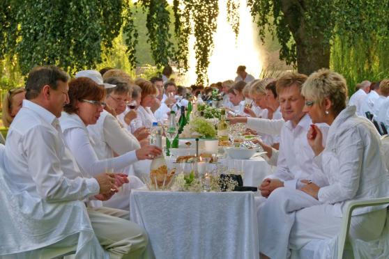 „Dîner en blanc“ im Bernhard-Bauer-Park ARCHIVFOTO: GEMEINDE WICKEDE (RUHR)