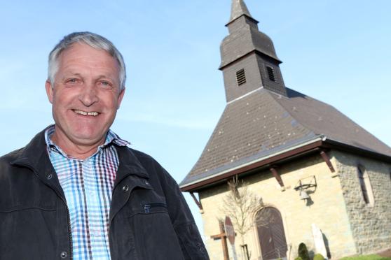 Schlückingens Ortsvorsteher Willi Eickhoff (CDU) – im Hintergrund die örtliche Sankt-Josef-Kapelle ARCHIVFOTO: ANDREAS DUNKER