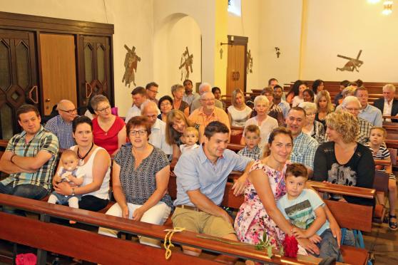 Mal nicht als Schulsekretärin sondern als „Oma“ beim Einschulungsgottesdienst der Melanchthon-Grundschule: Ulrike Taugs FOTO: ANDREAS DUNKER