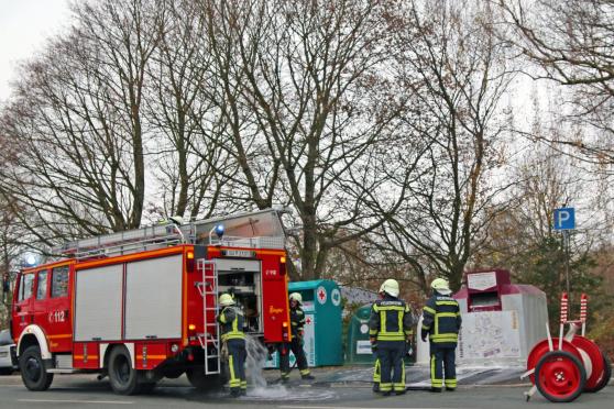 Feuerwehr-Einsatz am Sonntag am Container-Platz an der Kirchstraße gegenüber der Einmündung Fichtenstraße FOTO: ANDREAS DUNKER