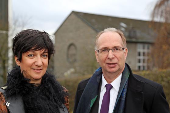 Pfarrer Dr. Christian Klein (rechts) und Eva Berneis (links) vom Presbyterium der evangelischen Kirchengemeinde vor der Christus-Kirche FOTO: ANDREAS DUNKER