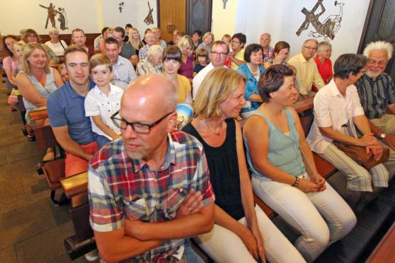 Der bisherige Konrektor der Engelhard-Grundschule, Markus Reim (vorne), nahm auch an den Einschulungsfeierlichkeiten teil – allerdings nur als Vater eines Erstklässlers. FOTO: ANDREAS DUNKER