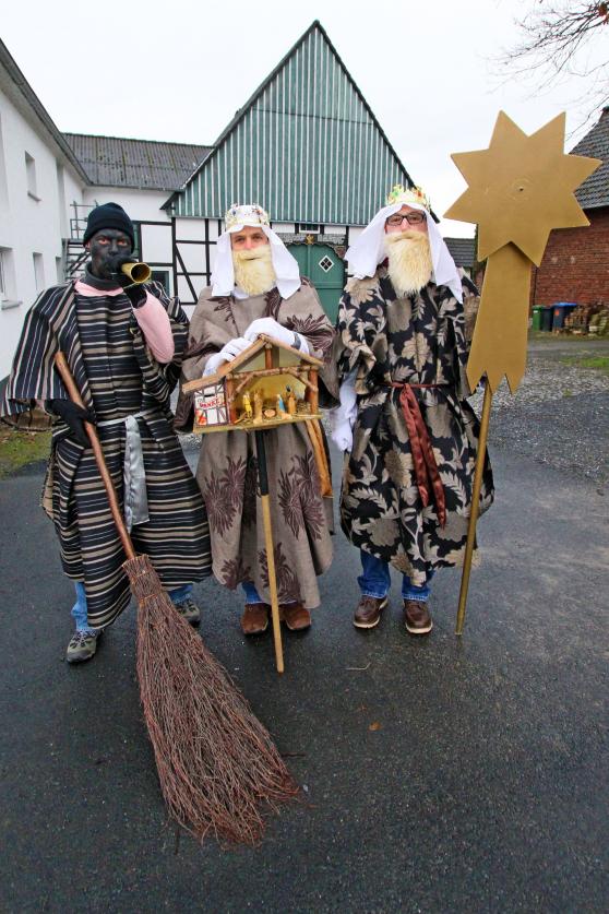 Vor historischer Fachwerk-Kulisse: die Heiligen Drei Könige in Echthausen FOTO: ANDREAS DUNKER