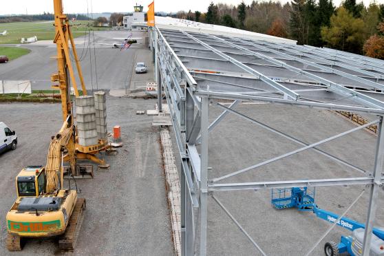 Das Stahlskelett des neuen Hangars auf dem Flugplatz Arnsberg-Menden FOTO: ANDREAS DUNKER
