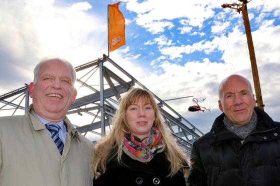 FAM-Geschäftsführer Franz-Josef Barkhaus sowie die Architekten Carolin und Paul J. Schüpstuhl aus Wickede (von links) beim Richtfest vor dem neuen Hangar 4 FOTO: ANDREAS DUNKER