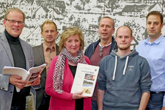 Beratung über den kommunalen Haushaltsentwurf 2017 (von links): Bürgermeister Dr. Martin Michalzik (CDU) und Kämmerer Christian Wiese zusammen mit den FDP-Ratsmitgliedern Christa Lenz und Andreas Teutenberg sowie den "Sachkundigen Bürgern" Johannes Korte und Patrick Schnapp. FOTO: ANDREAS DUNKER