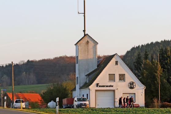 Die Wimberner Feuerwehr-Führung würde sich wünschen, dass die Gemeinde den Turm am Gerätehaus frisch weißeln würde. ARCHIVFOTO: ANDREAS DUNKER