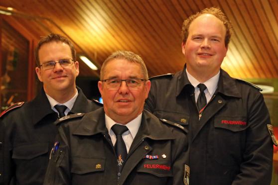 Das Dreigestirn soll die Freiwillige Feuerwehr der Gemeinde Wickede (Ruhr) auch weiterhin leiten: Gemeindebrandmeister Georg Ptacek (62) zusammen mit seinen Stellvertretern Sascha Seidel (38) und Marcel Horn (31). Nach zwei Jahren kommissarischer Tätigkeit müssen die beiden allerdings neu vom Gemeinderat bestellt werden. ARCHIVFOTO: ANDREAS DUNKER