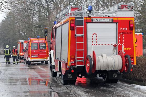 Feuerwehr-Fahrzeuge an der Zufahrt zur Massenunterkunft FOTO: ANDREAS DUNKER