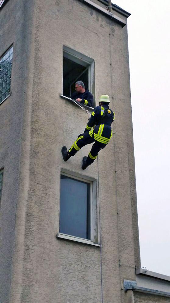 Gemeinsamer Grundlehrgang der beiden Gemeinden: Abseilen am Turm des Gerätehauses der Freiwilligen Feuerwehr der Gemeinde Wickede (Ruhr) FOTO: FEUERWEHR