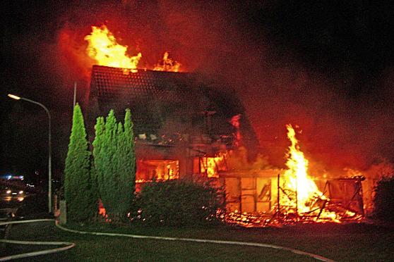Carport und Wohnhaus der Familie Boss in Flammen FOTO: FEUERWEHR