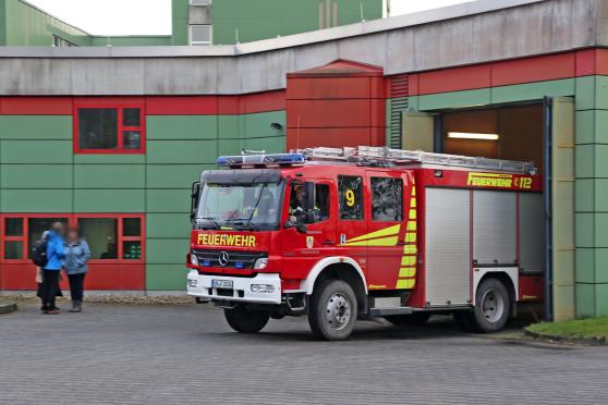Ein Feuerwehrfahrzeug verläßt die Sicherheitsschleuse des Fröndenberger Justizkrankenhauses FOTO: ANDREAS DUNKER