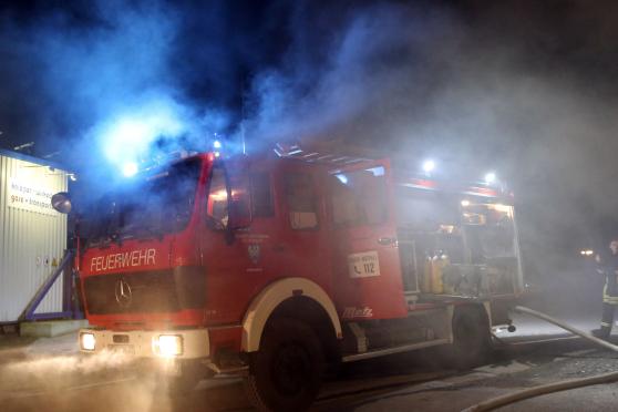 Qualm quoll aus der Halle mit den Gasflaschen und hüllte selbst die Feuerwehr-Fahrzeuge gespenstisch ein. FOTO: ANDREAS DUNKER