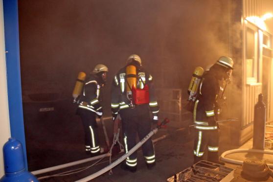 Dichter Rauch und überall Gasflaschen: die Feuerwehr ging mit schwerem Atemschutz in der bei der Übung, die verqualmte Halle, in der noch eine hilflose Person vermutet wurde. FOTO: ANDREAS DUNKER