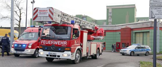Feuerwehr und Polizei am Justizvollzugskrankenhaus in Fröndenberg FOTO: ANDREAS DUNKER