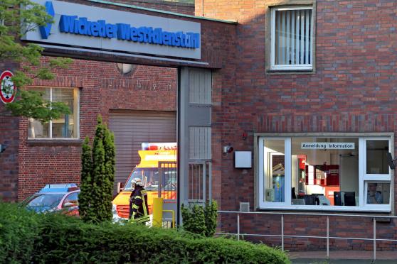 Ein Streifenwagen der Polizei und ein Rettungstransportwagen auf dem Gelände von "Wickeder Westfalenstahl" FOTO: ANDREAS DUNKER