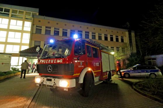 Die Feuerwehr am heutigen Samstagabend am Hauptgebäude der Unterbringungseinrichtung für Flüchtlinge in Wimbern FOTO: ANDREAS DUNKER