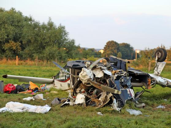 Das völlig zerstörte Motorflugzeug in den Ruhrwiesen zwischen Wickede und Fröndenberg ARCHIVFOTO: ANDREAS DUNKER