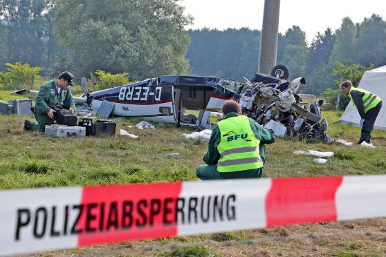Mitarbeiter der „Bundesstelle für Flugunfalluntersuchung“ (BFU) aus Braunschweig am Unglücksort des Flugzeugabsturzes bei der Untersuchung. – Das Wrack als wichtiges Beweismittel wurde inzwischen angeblich verschrottet. ARCHIVFOTO: ANDREAS DUNKER