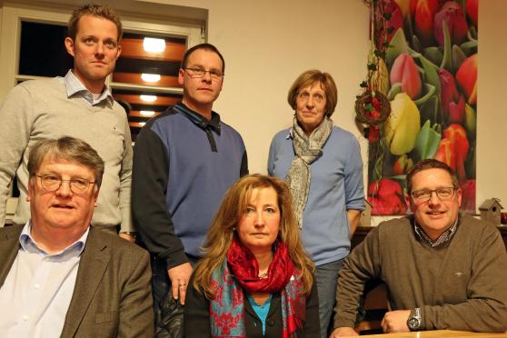 Der Vorstand des Fördervereins "Dorf Wiehagen". Vordere Reihe, von links: Vorsitzender Alphons Hollmann, Schriftführerin Gabriele Kub und Kassierer Heinz-Bernd Luig. Hintere Reihe, von links: Zweiter Vorsitzender Markus Wrede sowie die Beisitzer Ulrich Moors und Irmgard Mischkowski. – Nicht auf dem Bild: Beisitzer Frank Baumüller. FOTO: ANDREAS DUNKER