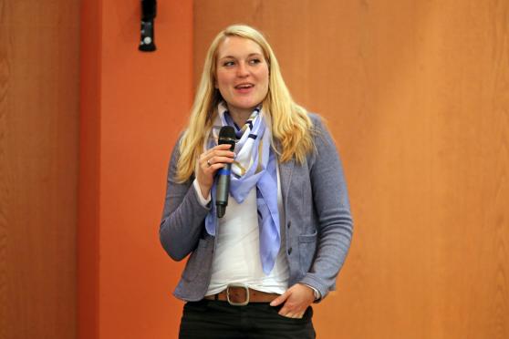 Kam am Rande auch zu Wort: Jana Förster, Leiterin der Flüchtlings-Betreuung der Malteser-Werke in der "Zentralen Unterbringungseinrichtung" (ZUE) in Wimbern FOTO: ANDREAS DUNKER