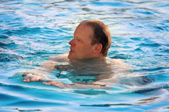 Bürgermeister Dr. Martin Michalzik (CDU) zog zur Saisoneröffnung am heutigen Siebten gegen sieben Uhr selbst einige Schwimmbahnen durchs Becken im Wickeder Freibad. FOTO: ANDREAS DUNKER