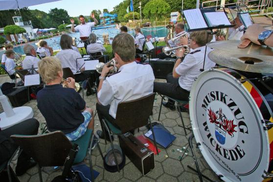Der Feuerwehr-Musikzug spielte am Beckenrand im Freibad der Gemeinde Wickede (Ruhr). FOTO: ANDREAS DUNKER