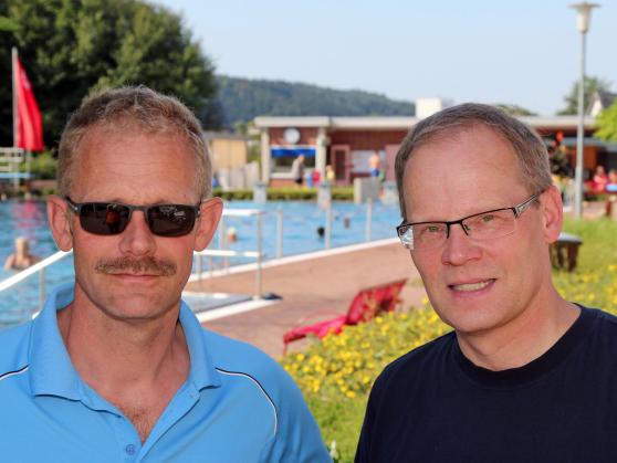 Sehen bislang keine gravierenden Probleme mit Gästen aus der Wimberner Flüchtlingsmassenunterkunft im Wickeder Freibad (von links): Schwimmmeister Michael Scheffler und Bürgermeister Dr. Martin Michalzik (CDU) ARCHIVFOTO: ANDREAS DUNKER