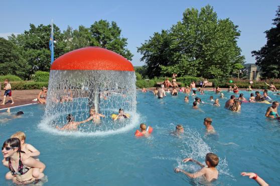 Aktionsbecken mit Wasserpilz und zwei Wasserrutschen FOTO: ANDREAS DUNKER