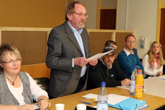 Mitgliederversammlung des Freundeskreises Menschen helfen Menschen Wickede (Ruhr) bei einer Versammlung in der Aula des ehemaligen Marien-Krankenhauses. - Mit dabei: Kai Jatzenko (2. v. r.) und Jana Förster (1.v. r.) als Leiter der Betreuungseinrichtung von den Malteser-Werken FOTO: ANDREAS DUNKER