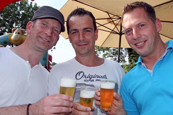 Die Wimberner ließen sich ein kühles Bier bei dem warmen Wetter schmecken. FOTO: ANDREAS DUNKER