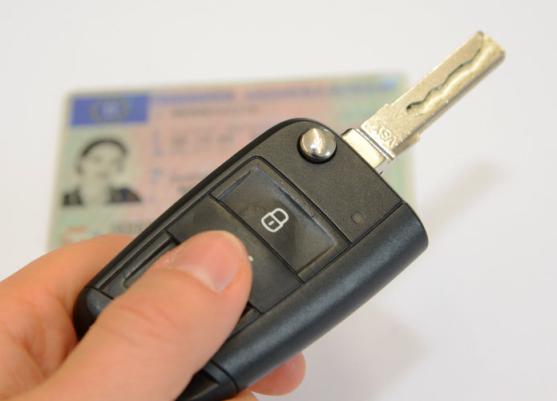 Kostenlos zum Führerschein hinzu gibt es ein Gefühl von Freiheit. Davon konnten sich im vergangenen Jahr mehr als 21.000 Menschen im Kreisgebiet überzeugen, als sie ihre Fahrerlaubnis in Empfang nahmen. FOTO: JUDITH WIEDERWILLE / KREIS SOEST