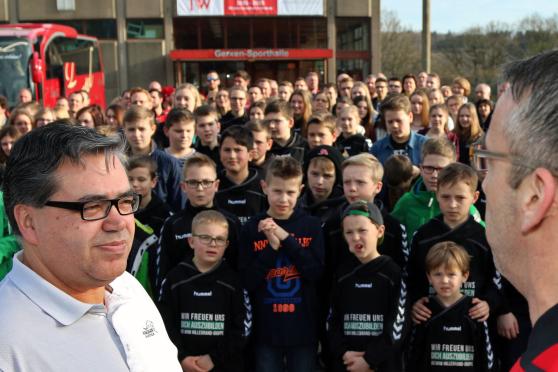 Manuel Garcez (links) vor den Wickeder Handballern ARCHIVFOTO: ANDREAS DUNKER