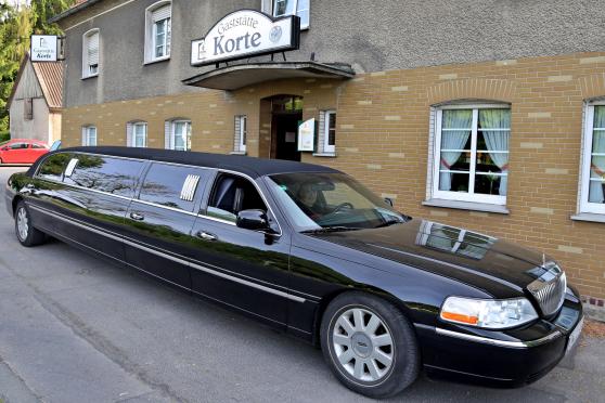 Fröndenberger fuhren mit der Stretchlimousine zum Hähnchen-Essen nach Wickede. FOTO: ANDREAS DUNKER