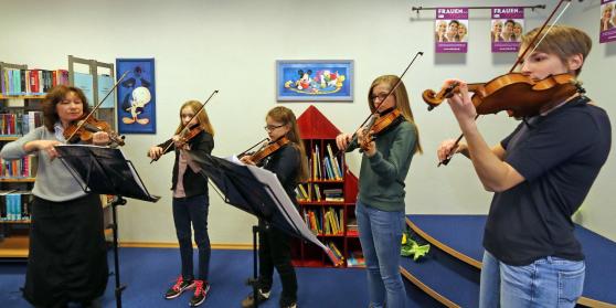 Geigen-Lehrerin Tamara Haas mit Schülerinnen FOTO: ANDREAS DUNKER