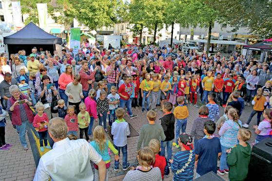 Jung und Alt nahmen am Freitag am Bürger-Fest zum 50-jährigen Bestehen der Gemeinde Wickede (Ruhr) teil. FOTO: ANDREAS DUNKER
