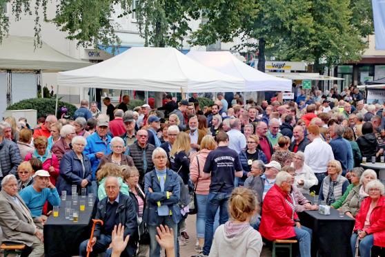 Dicht gedrängt: die Gäste beim "Bürgerfest" der Gemeinde auf dem Marktplatz in Wickede FOTO: ANDREAS DUNKER