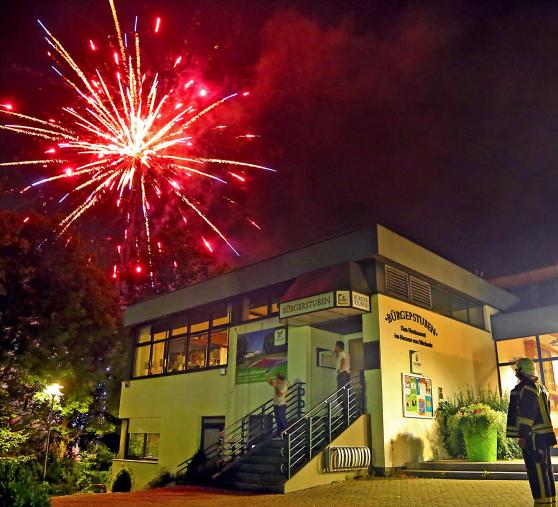 Feuerwerk zum Jubiläum der Gemeinde Wickede (Ruhr) über dem Bürgerhaus in der Ortsmitte ARCHIVFOTO: ANDREAS DUNKER